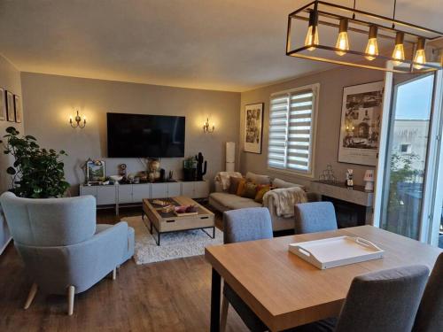 un salon avec un canapé et une table dans l'établissement Le Victoria - Confort, au Havre