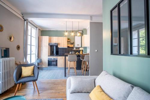 un salon avec un canapé et une cuisine dans l'établissement Happy Trip - Hypercentre, au Havre