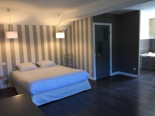 Un pat sau paturi într-o cameră la Maison de charme en Bourgogne