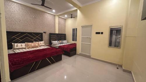 Letto o letti in una camera di TEMPLE TOWN HOMES assi ghat Varanasi