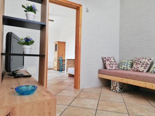 una sala de estar con un sofá y una mesa en Villa li Specchi, en Racale