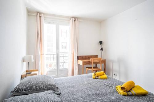 - une chambre avec un lit doté de 2 oreillers jaunes dans l'établissement Au coin du Volcan - Hypercentre, au Havre