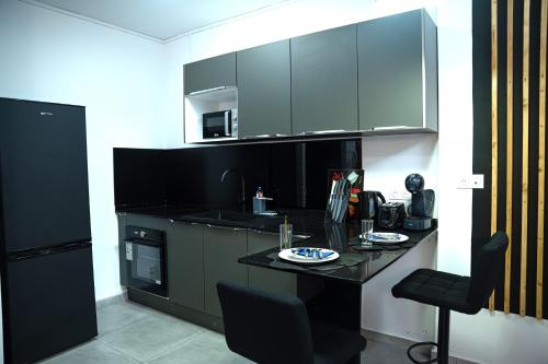 a kitchen with black counters and a black counter top at L'élégance citadine in Cayenne