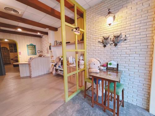 una habitación con una mesa y un estante con animales de peluche en 洄瀾雅舍民宿-近火車站-東大門夜市附近, en Hualien City