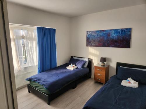 Voodi või voodid majutusasutuse Lovely private bedroom in a 5-bedroom home in Dagenham London with a lounge toas