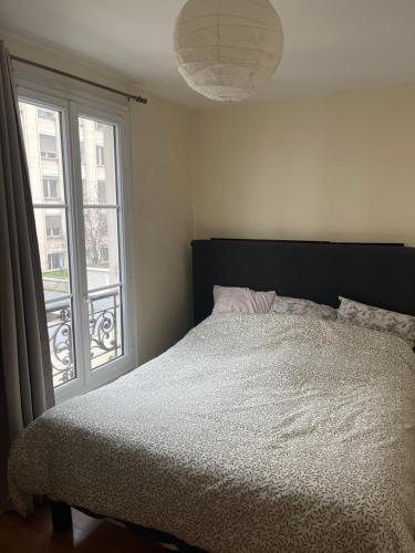 A bed or beds in a room at Amazing 1 bedroom, 30sec from Arc de Triomphe