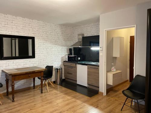 - une cuisine avec une table en bois et un comptoir dans l'établissement Adorable studio avec un parking prive, à Strasbourg