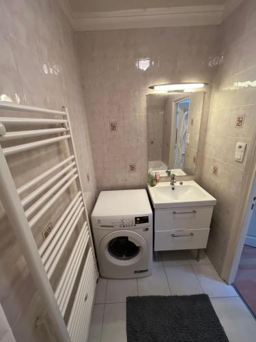 A bathroom at Amazing 1 bedroom, 30sec from Arc de Triomphe