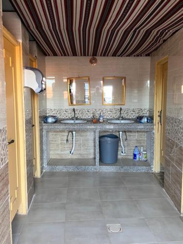 - Baño con 2 lavabos y 2 espejos en Khaled's Camp, en Wadi Rum