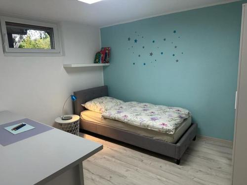 een kleine slaapkamer met een bed in een kamer bij Ferienwohnung Klee in Arnsberg