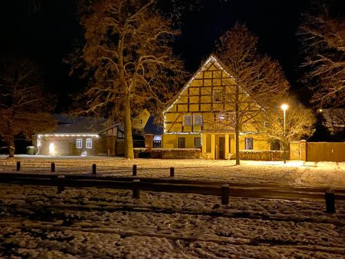 L'établissement Altes Fachwerkhaus auf dem Land en hiver