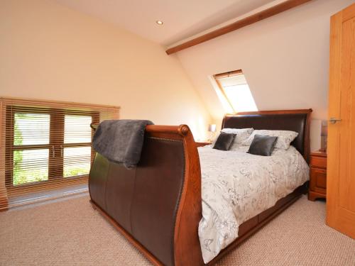 Un dormitorio con una cama grande y una ventana en 2 bed in Abergavenny 65965 en Pandy