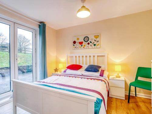 1 dormitorio con 1 cama blanca y 1 silla verde en 2 bed property in Coleford 77702, en Staunton