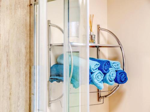 a towel rack with blue towels in a bathroom at 2 bed property in Coleford 77702 in Staunton