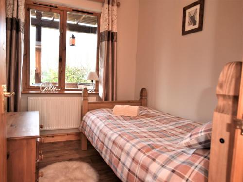 a bedroom with a bed and a window at 3 Bed in Ledbury 77379 