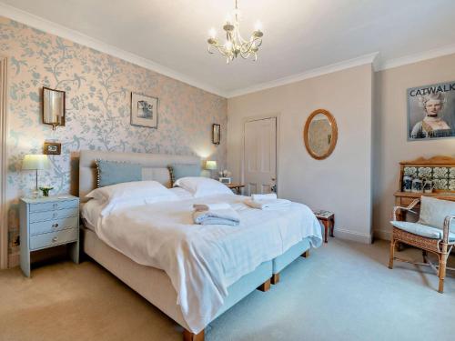 Un dormitorio con una cama grande y una lámpara de araña. en 2 Bed in Harrogate HH037, en Harrogate
