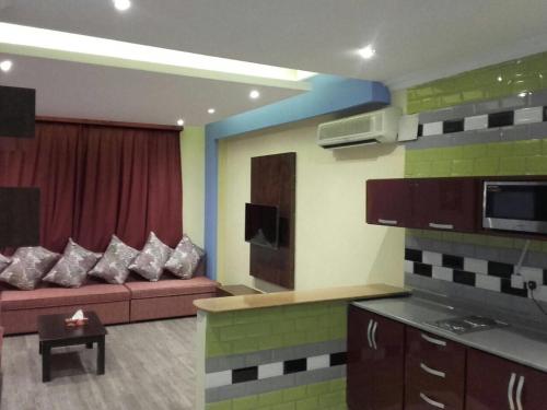 een woonkamer met een bank in een kamer bij Ritaj Hotel Suites in Riyad