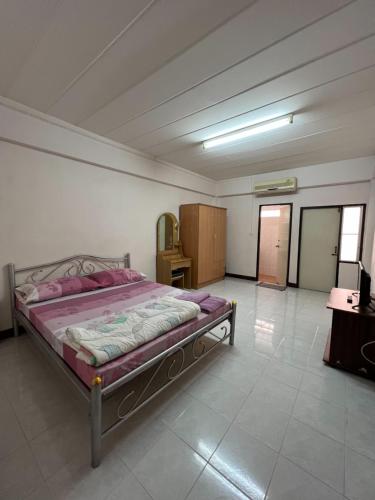 เตียงในห้องที่ Pimravee Apartment (Yaek 12)