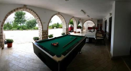 Zimmer mit Billardtisch in einem Haus in der Unterkunft Villa Draga Crikvenica in Crikvenica