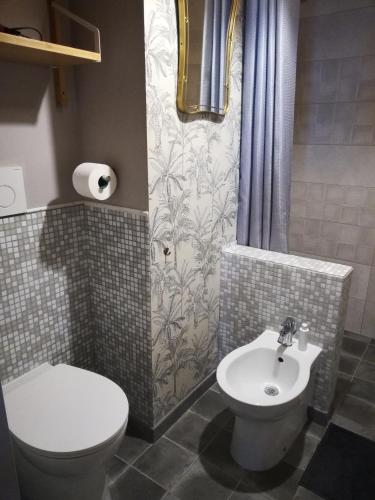 ein Bad mit einem WC und einem Waschbecken in der Unterkunft Giorgia's House in Bari