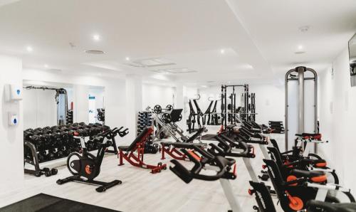 un gimnasio con un montón de máquinas de correr en él en Lovely private bedroom in a 5-bedroom home in Dagenham London with a lounge en Goodmayes