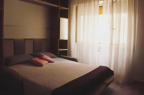 Un pat sau paturi într-o cameră la Graziosa casetta vicino alla Metro