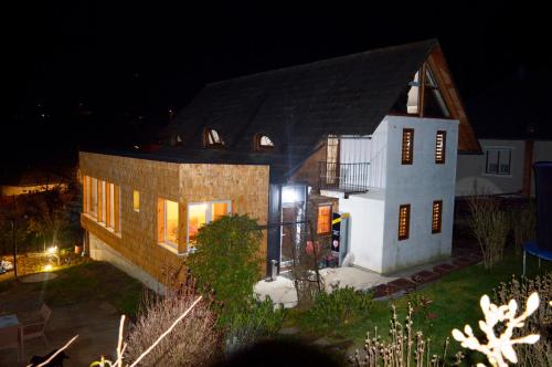 a large house at night with its lights on at Casa cu Magnolii in Poienile Izei