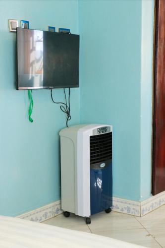 Una televisión o centro de entretenimiento en PrimeRose Hotel Mubende