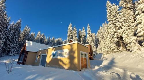 a building in the snow with snow covered trees at Siedls Enzian in Hirschegg Rein