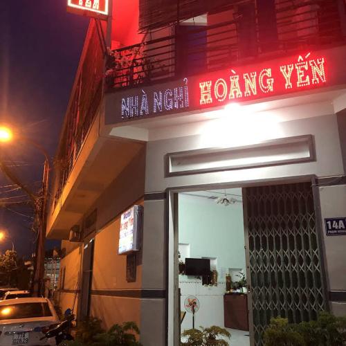 a building with a sign on the side of it at Nhà Nghỉ Hoàng Yến Phan Rang in Kinh Dinh