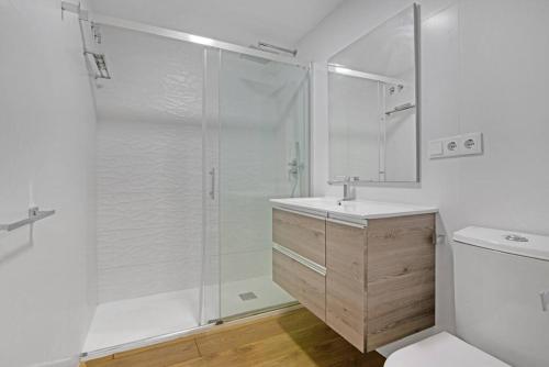 uma casa de banho com um chuveiro, um lavatório e um WC. em Apartamento atardecer dorado em Valência