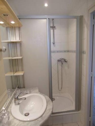 une salle de bain avec une douche et un lavabo et une douche dans l'établissement GOELETTE appartement climatisé, équipé du wifi et parking gratuit en haute saison, à Canet