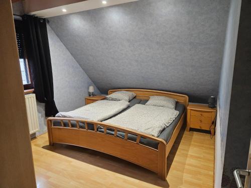 1 dormitorio con 1 cama en una habitación en GITE SPACIEUX AU COEUR DE L'ALSACE 3***, en Sélestat