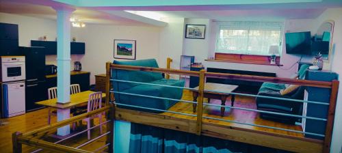 un salon avec un canapé bleu et une cuisine dans l'établissement Luchon loft de charme, à Luchon