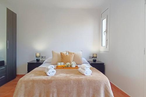 um quarto com uma cama com toalhas em Apartamento en Roda de Berà em Roda de Bará