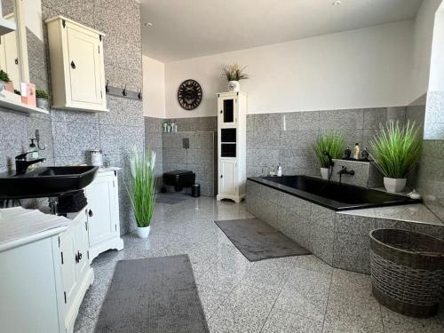 baño grande con bañera y lavamanos en Amazing House in Kaiserslautern, en Kaiserslautern