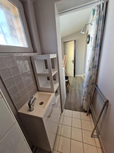 une petite salle de bain avec un lavabo et un miroir dans l'établissement Appartement 4 personnes proche Paris et de la station Aérobus Paris-Beauvais, à Pierrefitte-sur-Seine