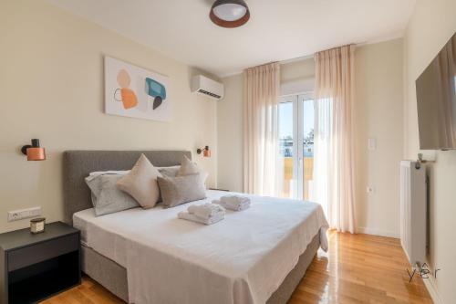 Un pat sau paturi într-o cameră la Large 2Bedroom, 2Bathroom Flat with Dining Space & Free Parking