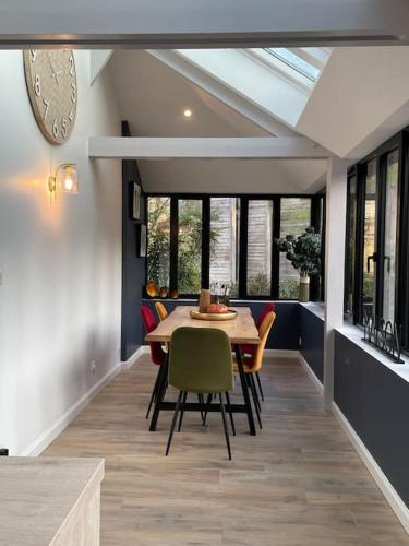 une salle à manger avec une table et des chaises dans l'établissement Au bal des hirondelles, à Andé