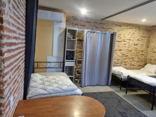 a room with two beds and a shower at Gite fatima in Théza