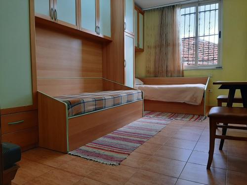 una camera con un letto nell'angolo di una stanza di Enki's Guesthouse a Tirana
