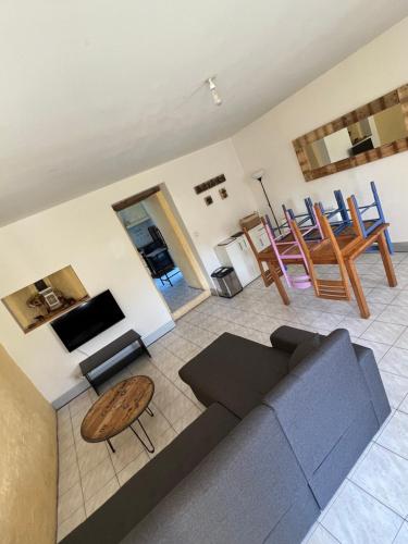 un salon avec un canapé et une table dans l'établissement Gîte en Bretagne Sud Ty Nikolaz, à Sainte-Marie