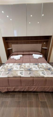 1 dormitorio con 1 cama grande y toallas. en Casavistamare, en Augusta