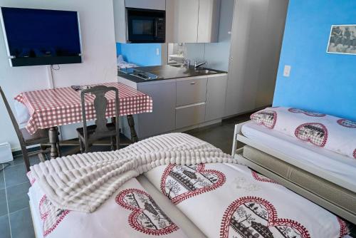 una camera ospedaliera con due letti e una cucina di Lake apartment by Interlaken a Därligen