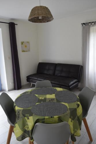 - un salon avec une table et des chaises dans l'établissement Mas d'Entraygues, à Gravières