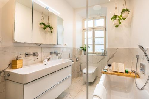 Ένα μπάνιο στο VIVID Luxury Apartment Ludwigsburg - Blühendes Barock-Forum-Schloss-Modern