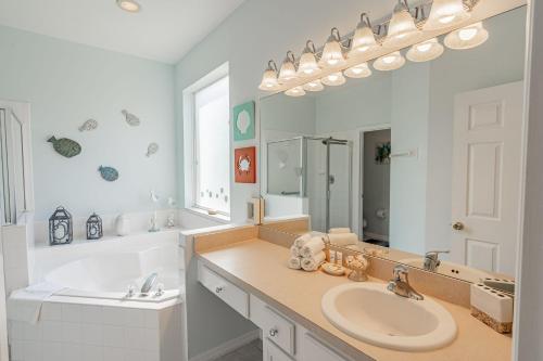 łazienka z umywalką i dużym lustrem w obiekcie Fantasy Villa l Private Pool l Resort Amenities w mieście Kissimmee
