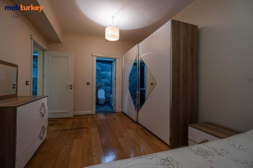 - une chambre avec un lit et une porte menant à une salle de bains dans l'établissement القدس شعفاط, à Bet Zayit