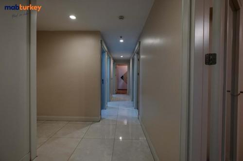 un couloir aux murs blancs et un long couloir dans l'établissement القدس شعفاط, à Bet Zayit