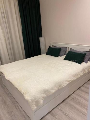 En eller flere senge i et værelse på Уютные апартаменты в ЖК Millenium park